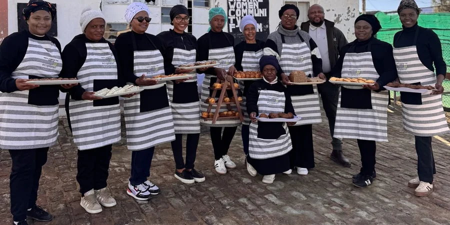 The women of the Kamva Lembokodo bakery, Pearston